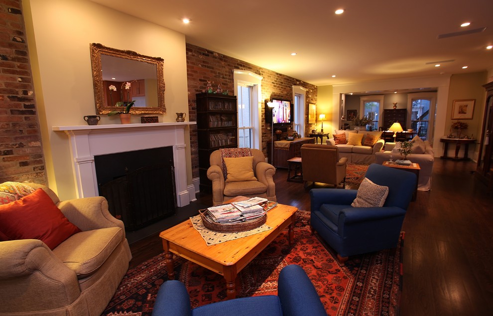Exemple d'une salle de séjour craftsman de taille moyenne et ouverte avec un mur beige, un sol en bois brun et une cheminée standard.
