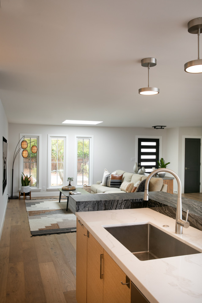 Источник вдохновения для домашнего уюта: большая открытая гостиная комната в стиле модернизм с серыми стенами, светлым паркетным полом и скрытым телевизором
