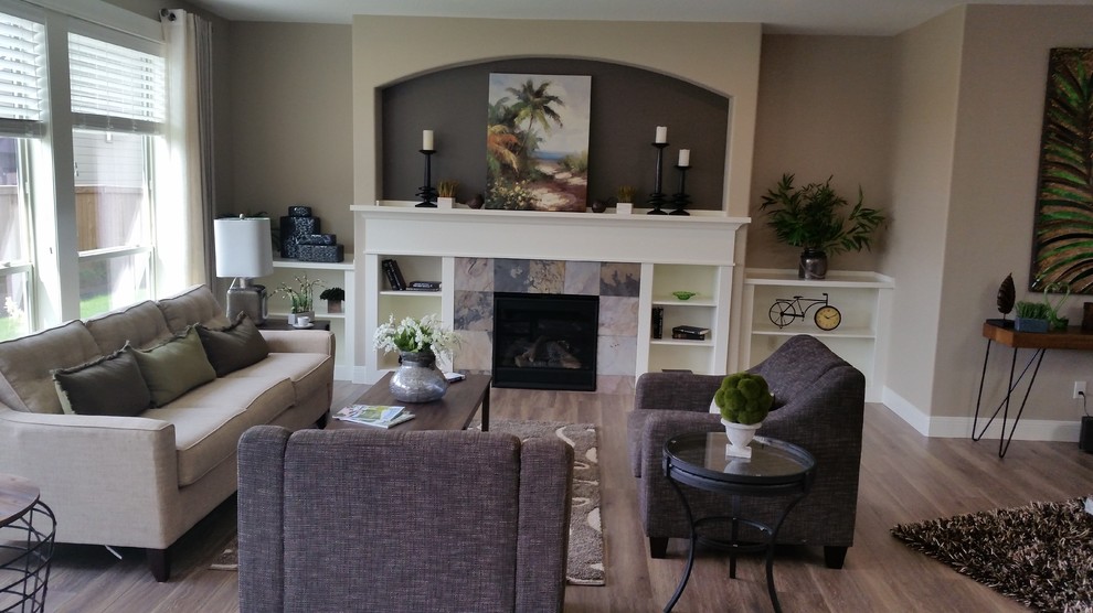 Diseño de sala de estar contemporánea con paredes beige, suelo de madera en tonos medios, todas las chimeneas y marco de chimenea de baldosas y/o azulejos