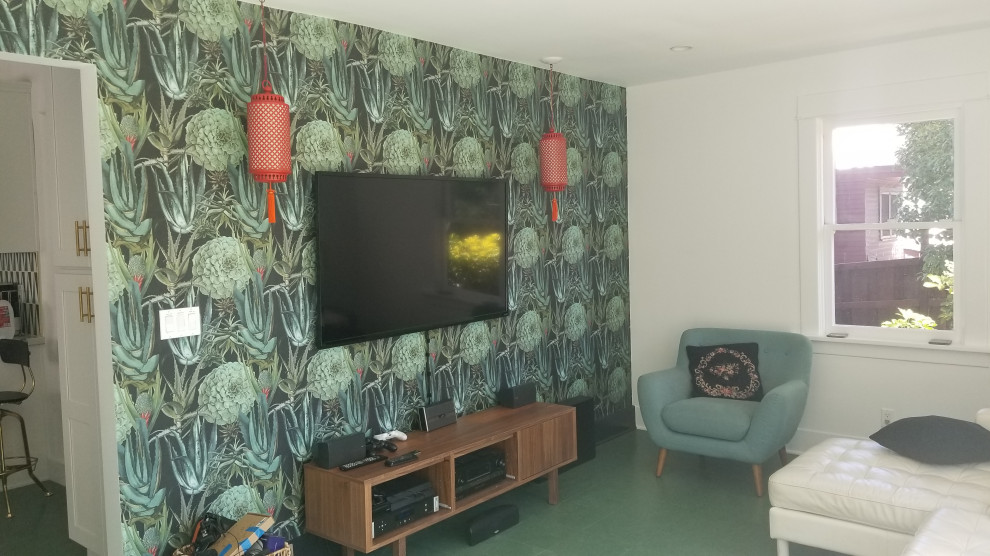 Idéer för mellanstora funkis avskilda allrum, med vita väggar, linoleumgolv, en väggmonterad TV och grönt golv
