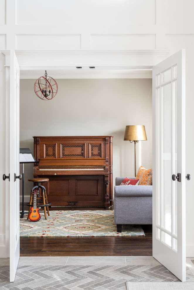 Geräumiges, Abgetrenntes Klassisches Musikzimmer mit grauer Wandfarbe, braunem Holzboden und braunem Boden in Toronto