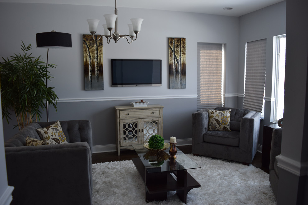 Idee per un soggiorno classico di medie dimensioni e chiuso con pareti grigie, parquet scuro, TV a parete e pavimento marrone