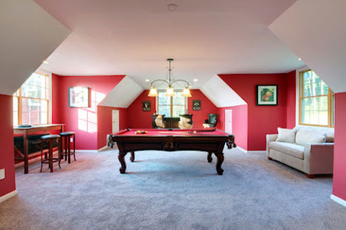 Cette image montre une grande salle de séjour traditionnelle ouverte avec salle de jeu, un mur rouge, moquette et aucune cheminée.