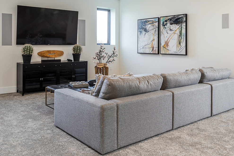 Diseño de sala de estar con barra de bar abierta clásica renovada grande con paredes blancas, moqueta, televisor colgado en la pared y suelo gris