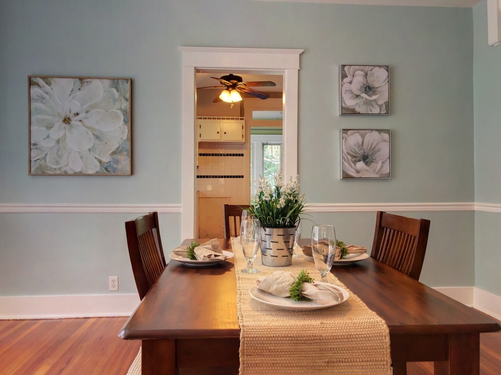 Kleines Eklektisches Wohnzimmer mit blauer Wandfarbe und braunem Holzboden in Philadelphia