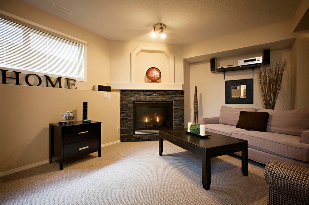 Aménagement d'une petite salle de séjour moderne ouverte avec un mur beige, moquette, une cheminée d'angle et un manteau de cheminée en pierre.