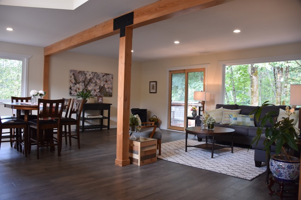 Idées déco pour une grande salle de séjour classique fermée avec un mur vert, un sol en bois brun, une cheminée standard, un manteau de cheminée en plâtre, un téléviseur indépendant et un sol marron.