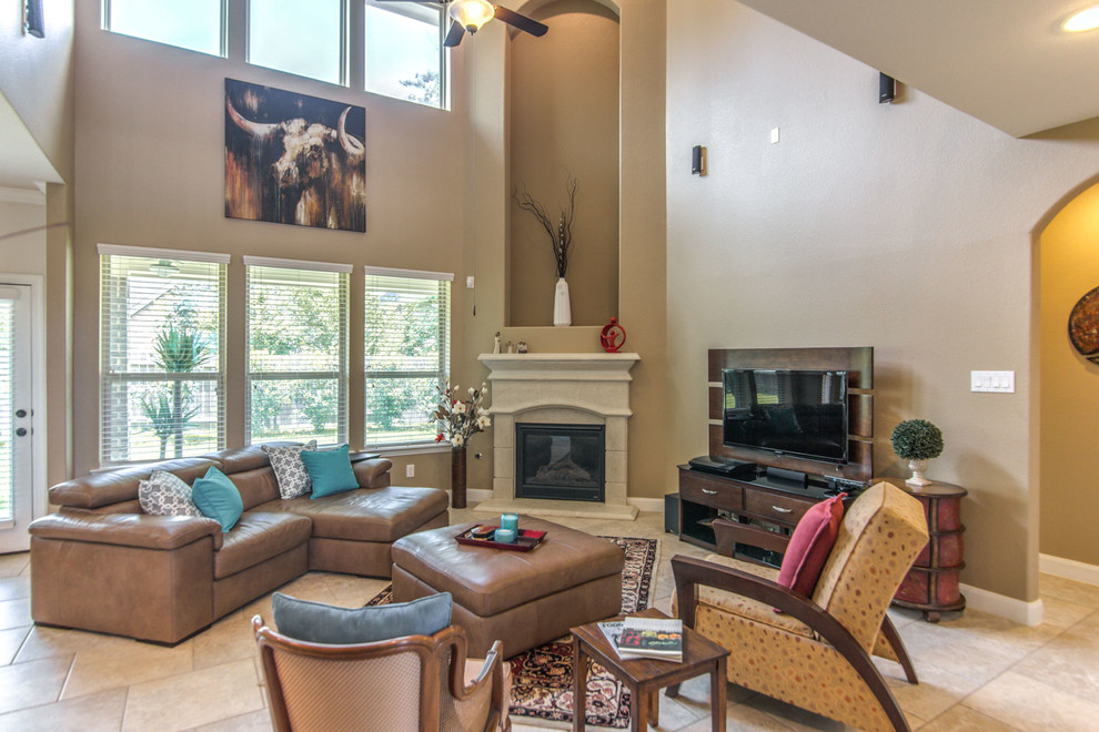 Imagen de sala de estar abierta tradicional renovada de tamaño medio con paredes beige, suelo de baldosas de cerámica y televisor independiente