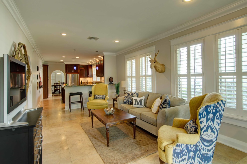 Mittelgroßes, Offenes Klassisches Wohnzimmer mit Hausbar, weißer Wandfarbe, Travertin und freistehendem TV in Tampa