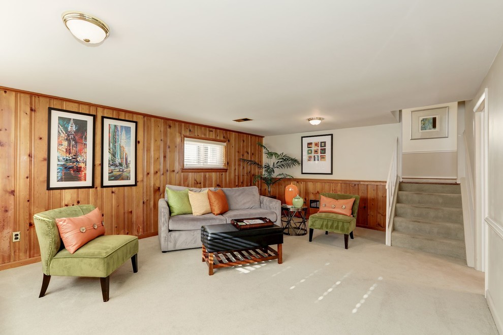 Esempio di un grande soggiorno moderno aperto con sala giochi, pareti grigie, moquette, TV a parete e pavimento beige