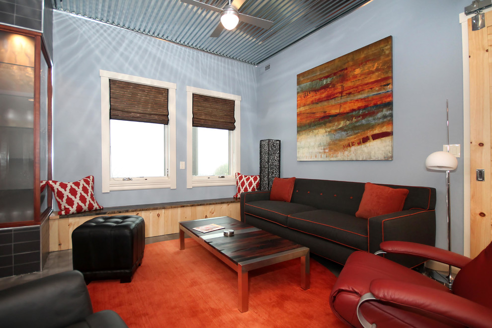 高級な中くらいなコンテンポラリースタイルのおしゃれなオープンリビング (青い壁、コンクリートの床、壁掛け型テレビ、ホームバー、吊り下げ式暖炉、金属の暖炉まわり、茶色い床) の写真