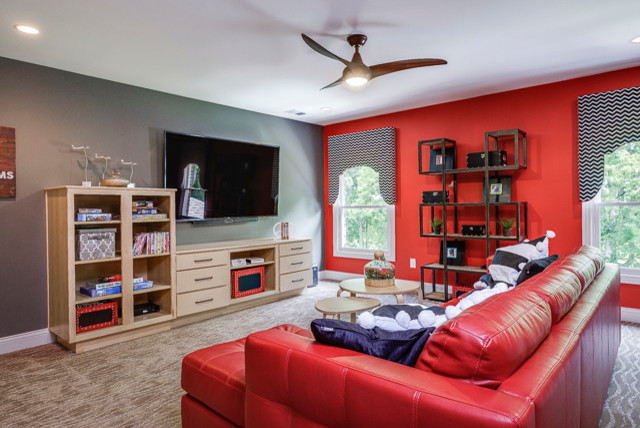 Cette photo montre une salle de séjour chic de taille moyenne et fermée avec un mur multicolore, un téléviseur fixé au mur et moquette.