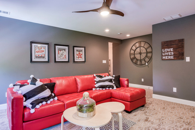 Diseño de sala de estar cerrada tradicional de tamaño medio con paredes multicolor, moqueta y televisor colgado en la pared