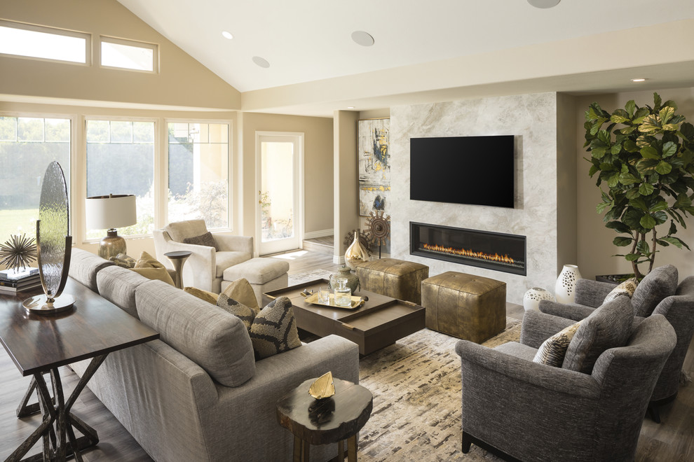 Modelo de sala de estar clásica renovada con paredes beige, chimenea lineal, televisor colgado en la pared y alfombra
