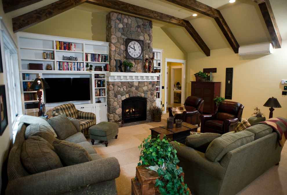 Foto de sala de estar cerrada rústica grande con paredes beige, moqueta, todas las chimeneas, marco de chimenea de piedra, televisor independiente y suelo marrón