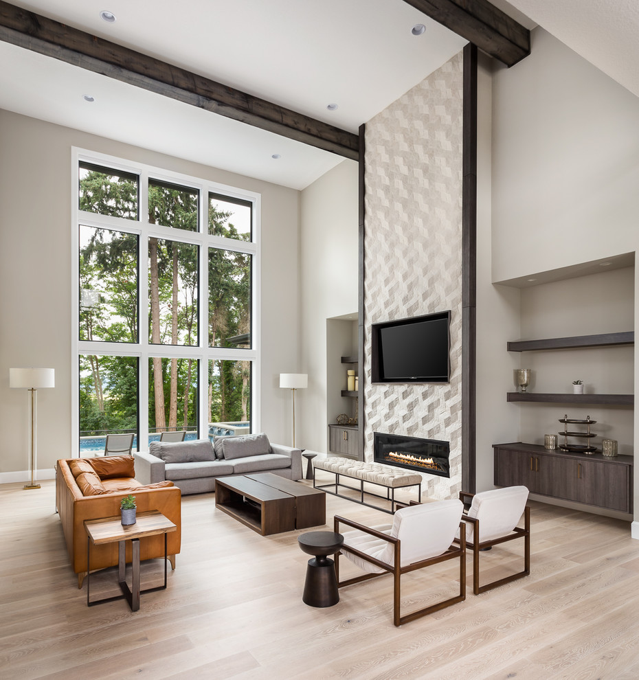 Klassisches Wohnzimmer mit beiger Wandfarbe, hellem Holzboden, Gaskamin, gefliester Kaminumrandung, TV-Wand und beigem Boden in Portland