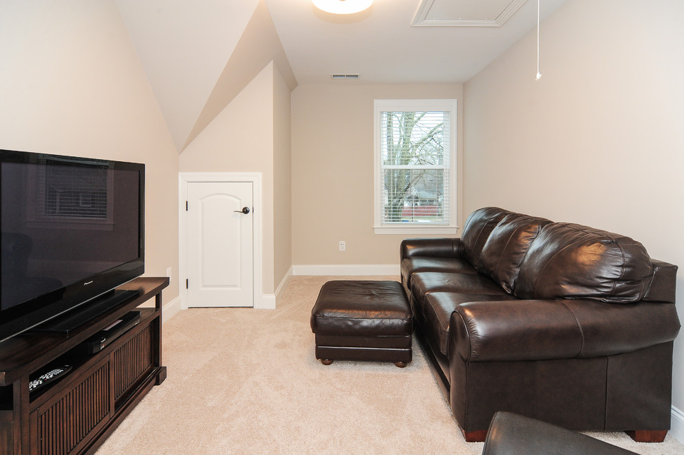 Ejemplo de sala de estar cerrada tradicional de tamaño medio sin chimenea con paredes beige, moqueta y televisor independiente