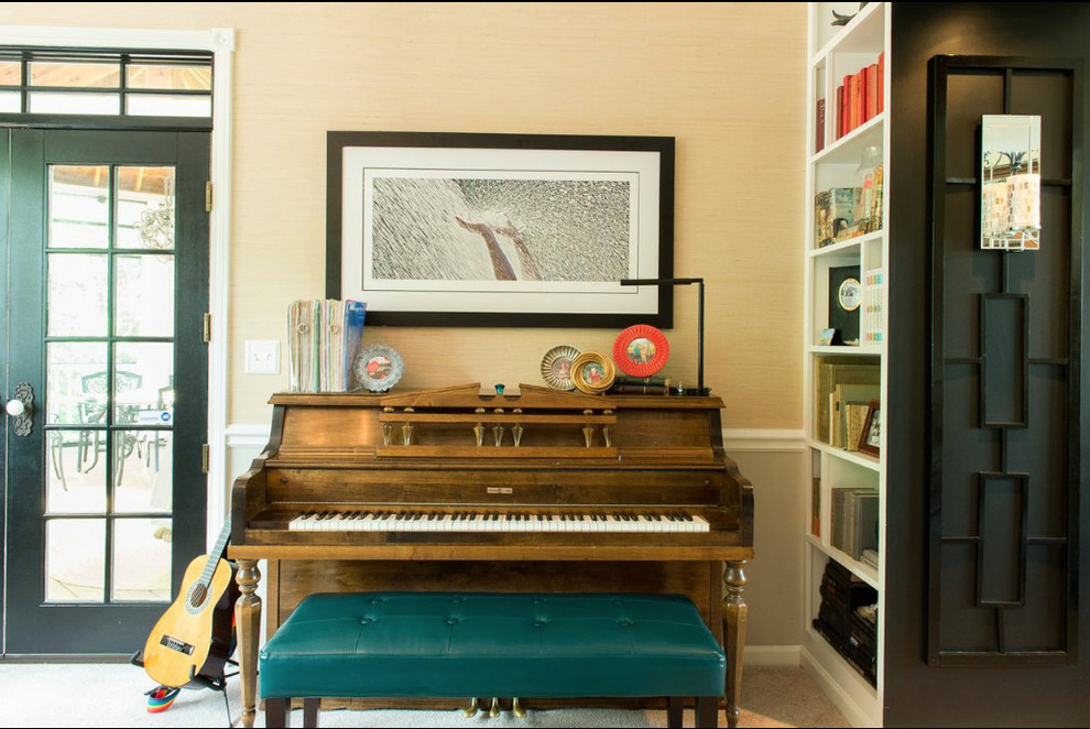 Aménagement d'une salle de séjour éclectique avec un mur beige et une salle de musique.