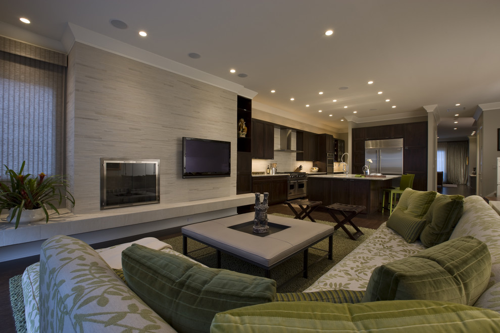Klassisches Wohnzimmer mit beiger Wandfarbe, Kamin und TV-Wand in Chicago