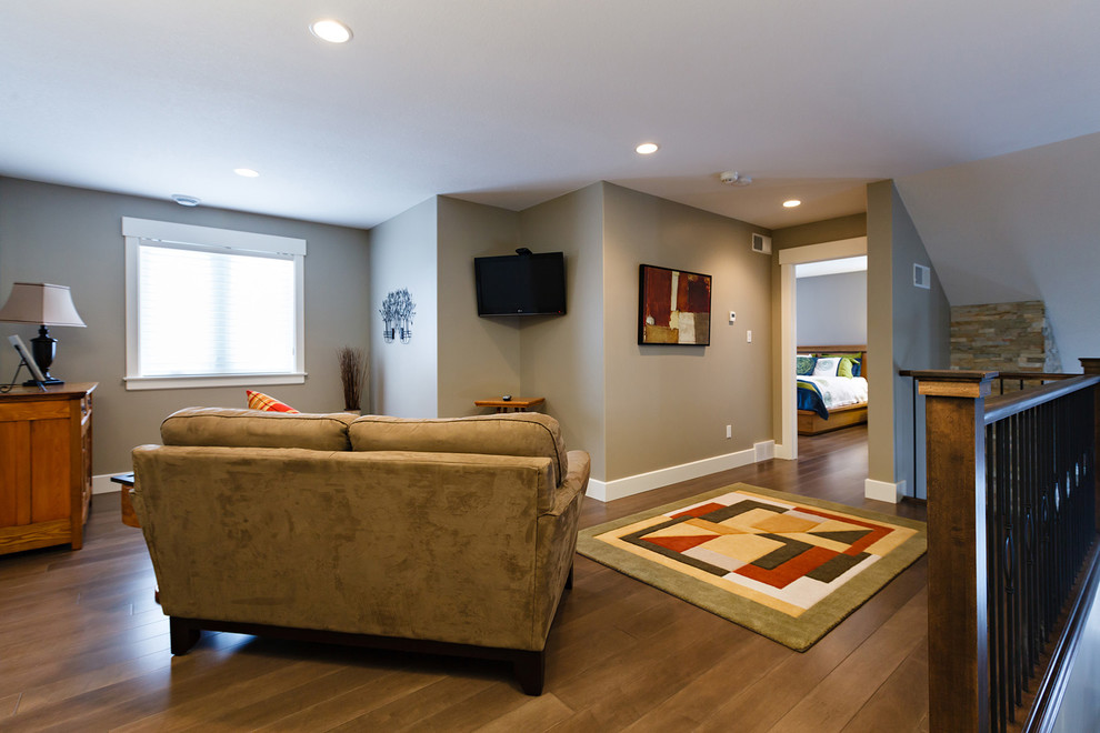 Immagine di un soggiorno moderno di medie dimensioni e stile loft con pareti beige e TV a parete