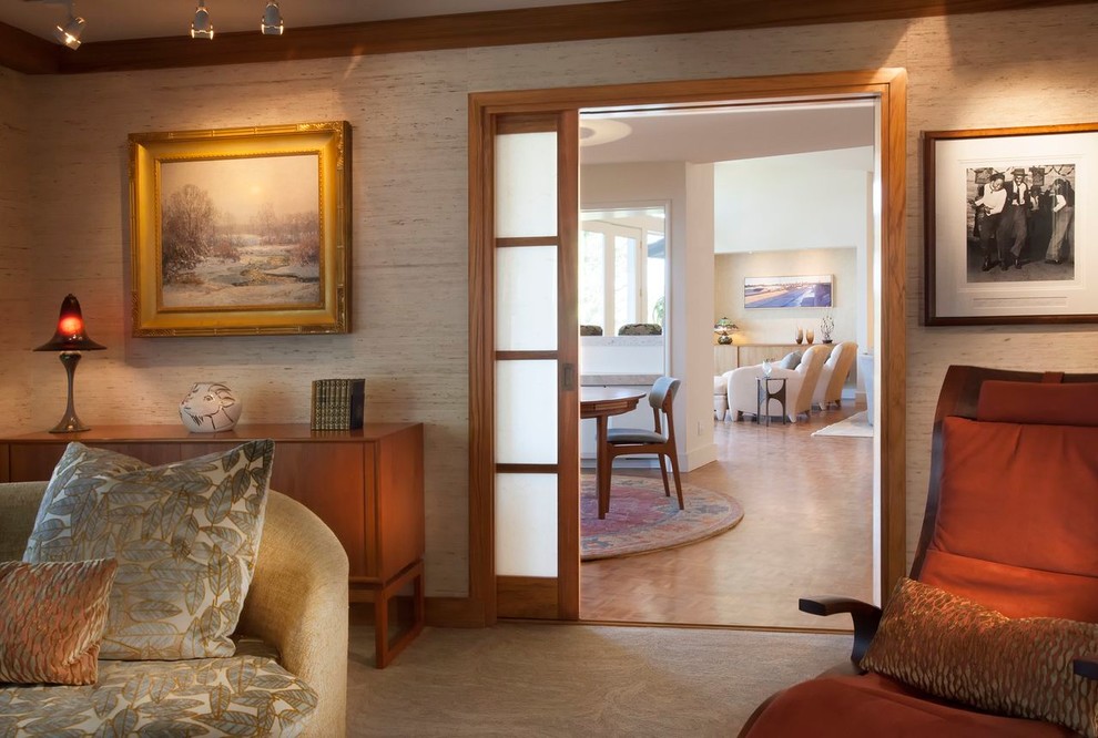 Foto di un soggiorno design chiuso con pareti beige e moquette