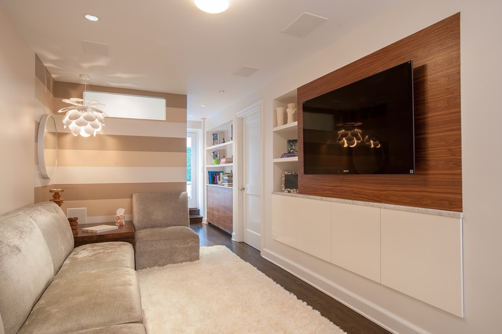 Foto di un piccolo soggiorno contemporaneo aperto con pareti beige, parquet scuro, nessun camino, TV a parete, pavimento marrone e tappeto