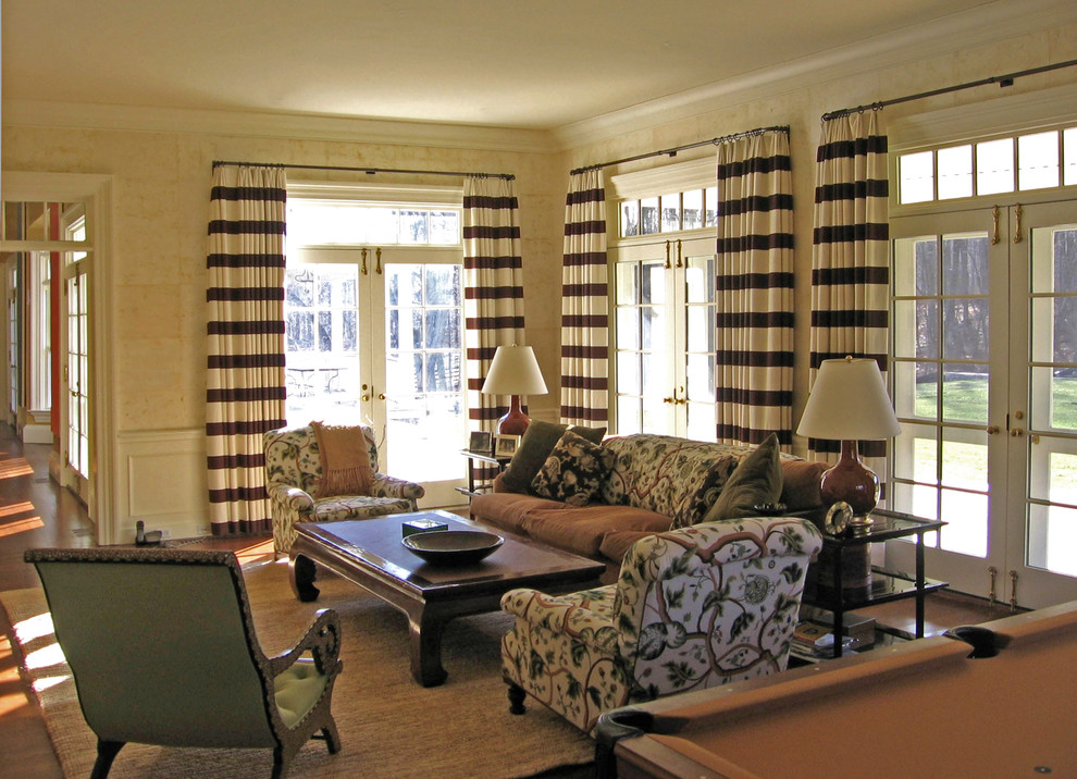 Immagine di un soggiorno tradizionale di medie dimensioni e chiuso con sala giochi, pareti marroni e pavimento in legno massello medio