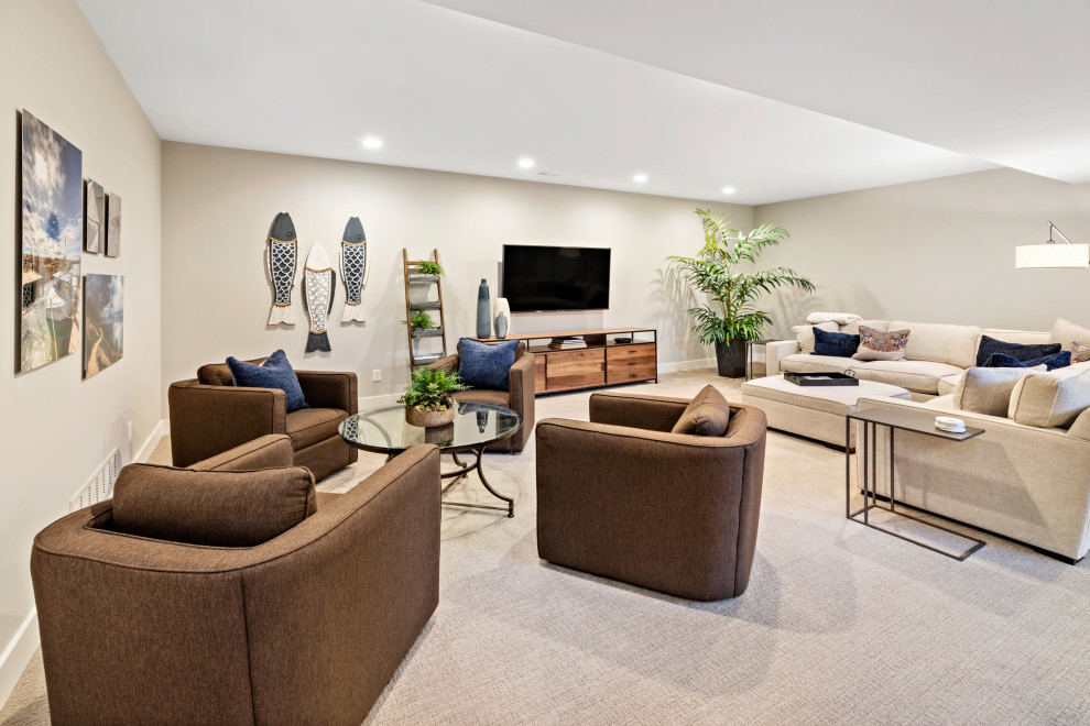 Diseño de sala de estar con barra de bar abierta tradicional renovada de tamaño medio con paredes grises, moqueta, televisor colgado en la pared y suelo gris