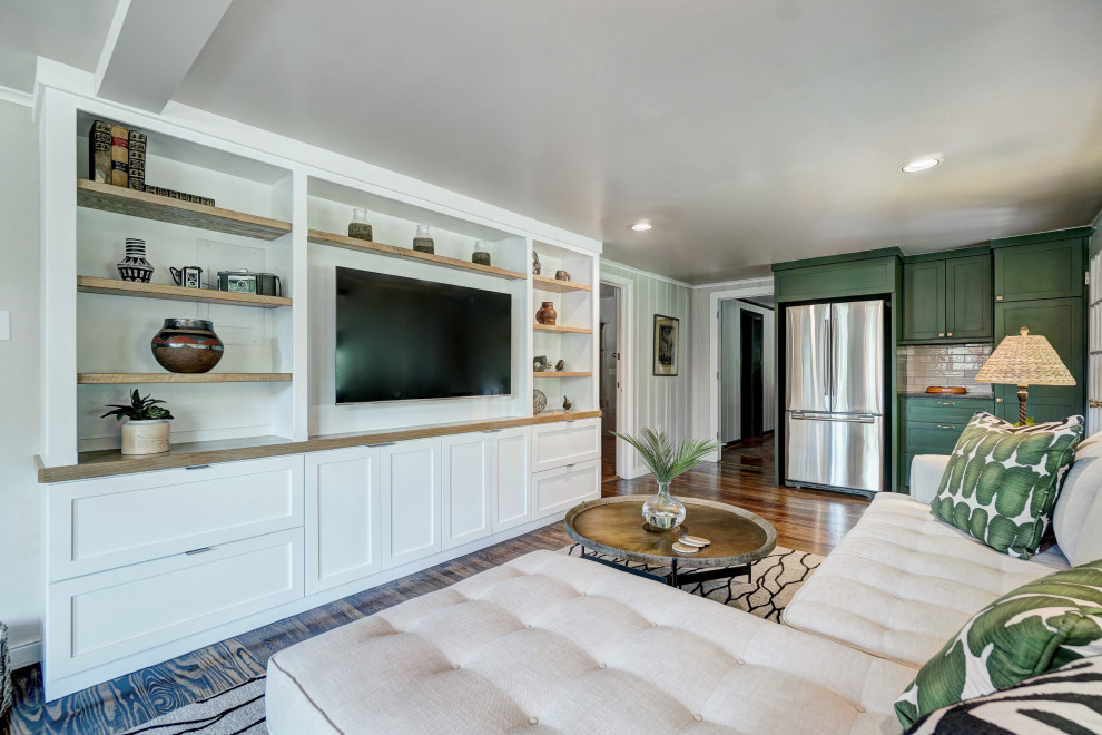 Foto di un piccolo soggiorno chic chiuso con pareti bianche, pavimento in legno massello medio, parete attrezzata e pavimento marrone