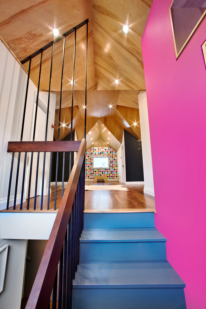 Großer, Abgetrennter Moderner Hobbyraum mit grauer Wandfarbe und braunem Holzboden in New York