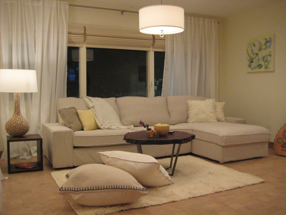 На фото: большая открытая гостиная комната в стиле неоклассика (современная классика) с белыми стенами и пробковым полом