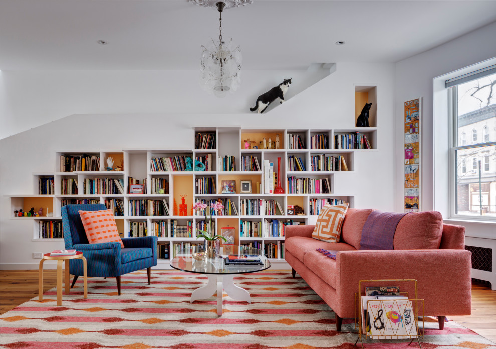Ejemplo de sala de estar abierta bohemia con paredes blancas y suelo de madera en tonos medios