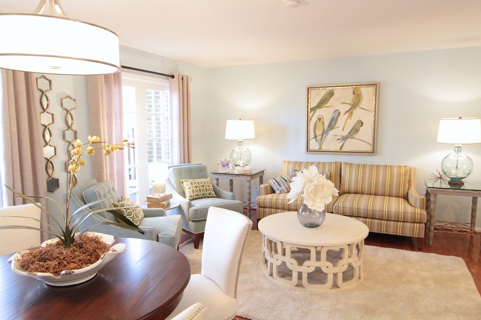 Immagine di un soggiorno tradizionale aperto e di medie dimensioni con pavimento in legno massello medio, pavimento marrone, pareti blu e nessun camino