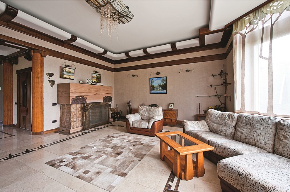 Idee per un soggiorno boho chic con pareti beige e camino classico