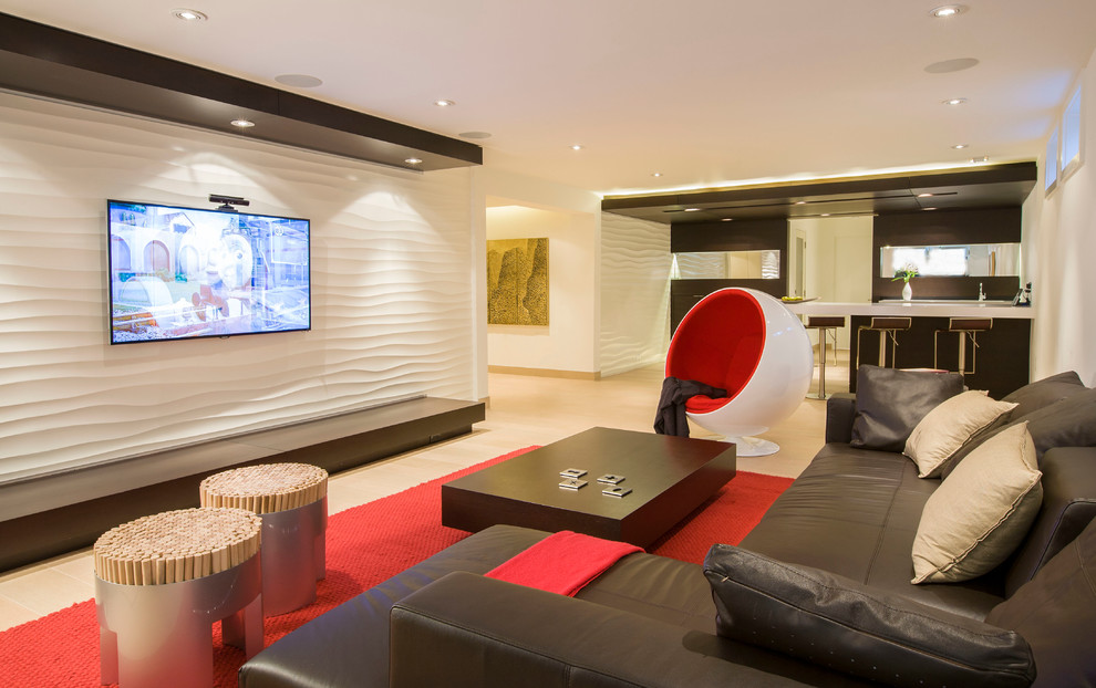 Ejemplo de salón abierto actual de tamaño medio con paredes blancas, suelo de travertino y televisor colgado en la pared
