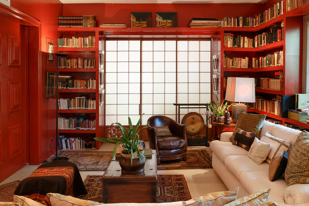 Inspiration pour une salle de séjour asiatique de taille moyenne et fermée avec une bibliothèque ou un coin lecture, un mur rouge, moquette et un sol beige.
