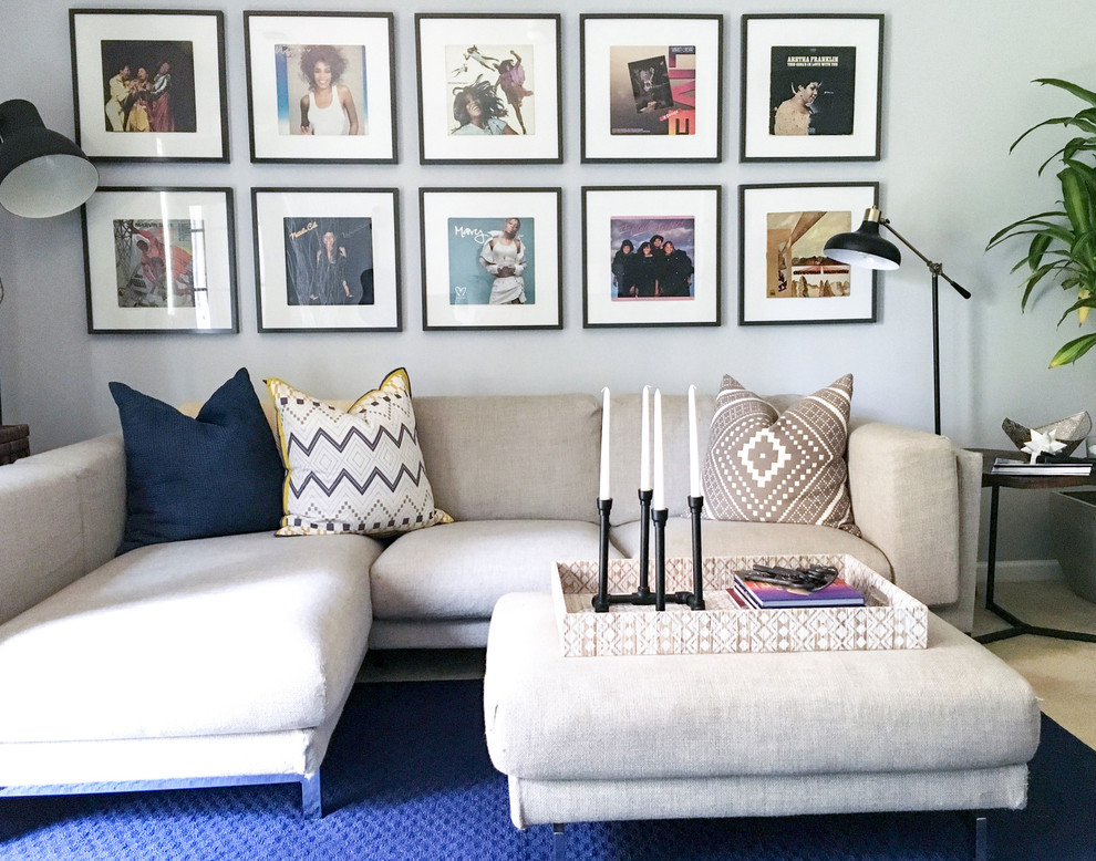 Стильный дизайн: гостиная комната в стиле неоклассика (современная классика) с белыми стенами и синим полом - последний тренд