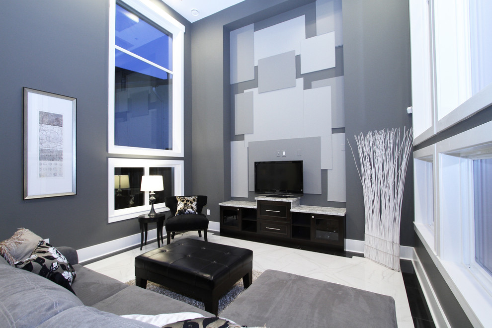 Modelo de sala de estar abierta contemporánea con paredes grises y televisor independiente