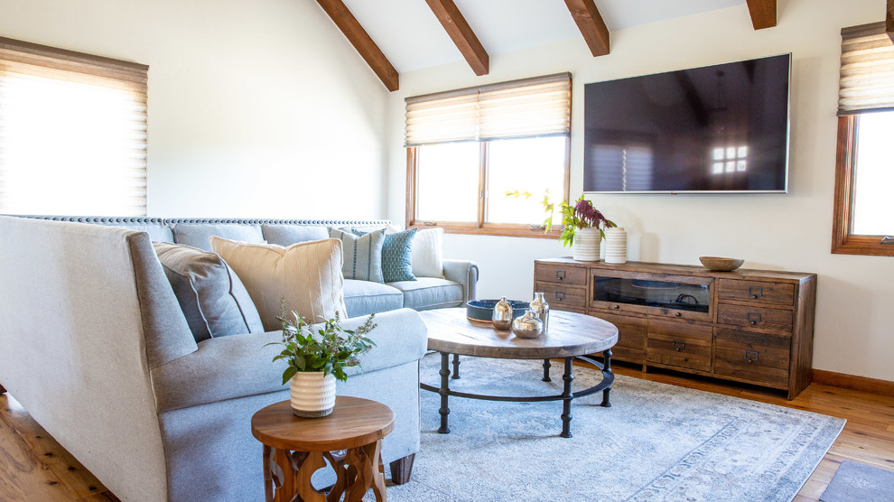 Foto de sala de estar abierta clásica renovada de tamaño medio con paredes blancas, suelo de madera en tonos medios, estufa de leña, marco de chimenea de piedra, televisor colgado en la pared y suelo marrón