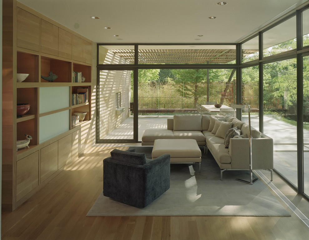 Cette image montre une salle de séjour minimaliste ouverte avec parquet clair.