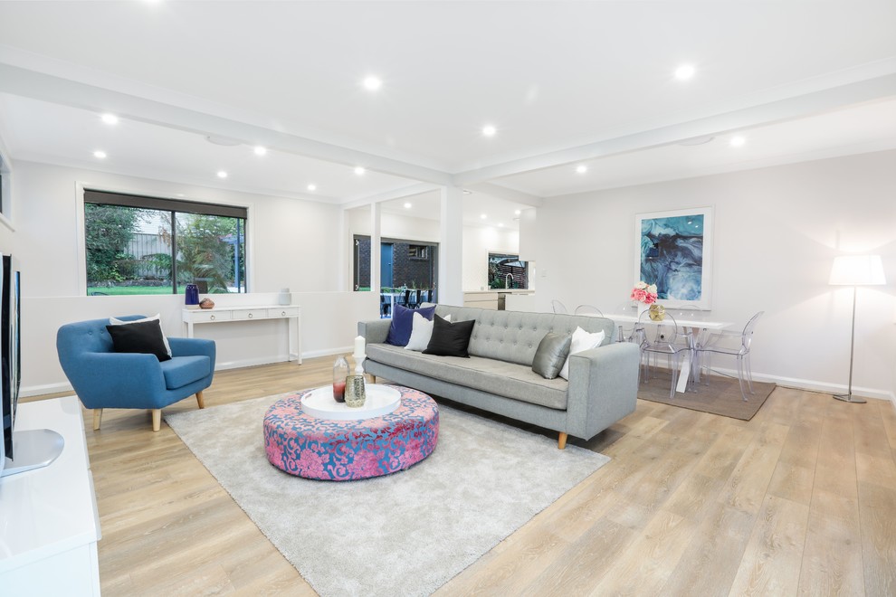 Mittelgroßes, Offenes Modernes Wohnzimmer mit hellem Holzboden in Sydney
