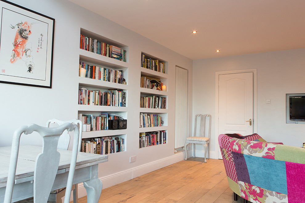 Imagen de sala de estar contemporánea con paredes grises y pared multimedia