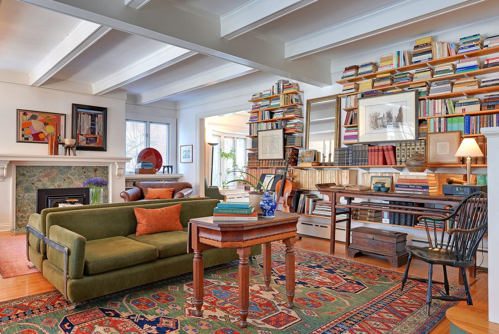 Ispirazione per un soggiorno tradizionale con libreria