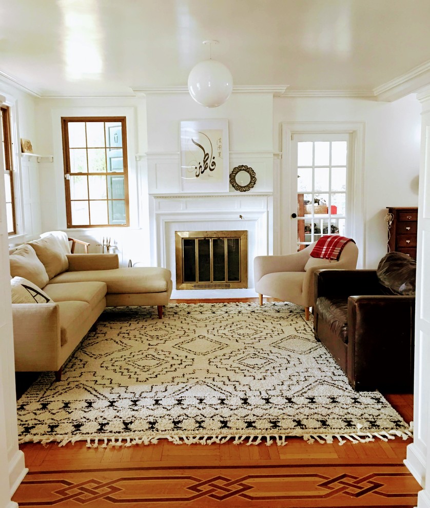 Foto de sala de estar abierta mediterránea grande sin televisor con paredes blancas, suelo de madera en tonos medios, todas las chimeneas y marco de chimenea de ladrillo