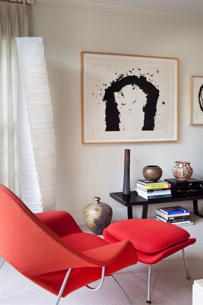 Immagine di un grande soggiorno classico chiuso con pareti bianche, moquette, TV autoportante e pavimento beige