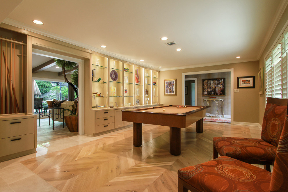 Mittelgroßer, Offener Moderner Hobbyraum mit beiger Wandfarbe und hellem Holzboden in Houston