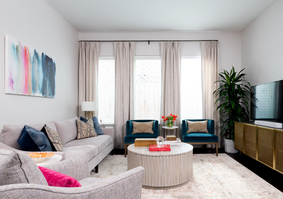 Esempio di un soggiorno chic con pareti bianche, parquet scuro, TV autoportante e pavimento marrone
