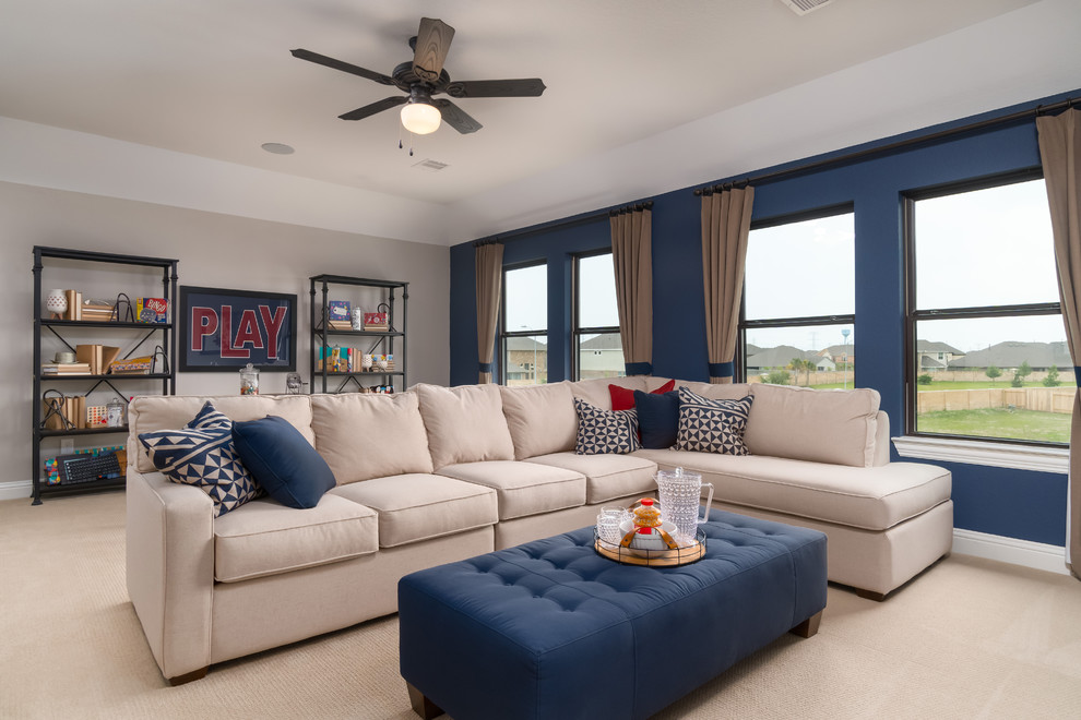 Foto de sala de estar grande con paredes azules, moqueta y suelo beige
