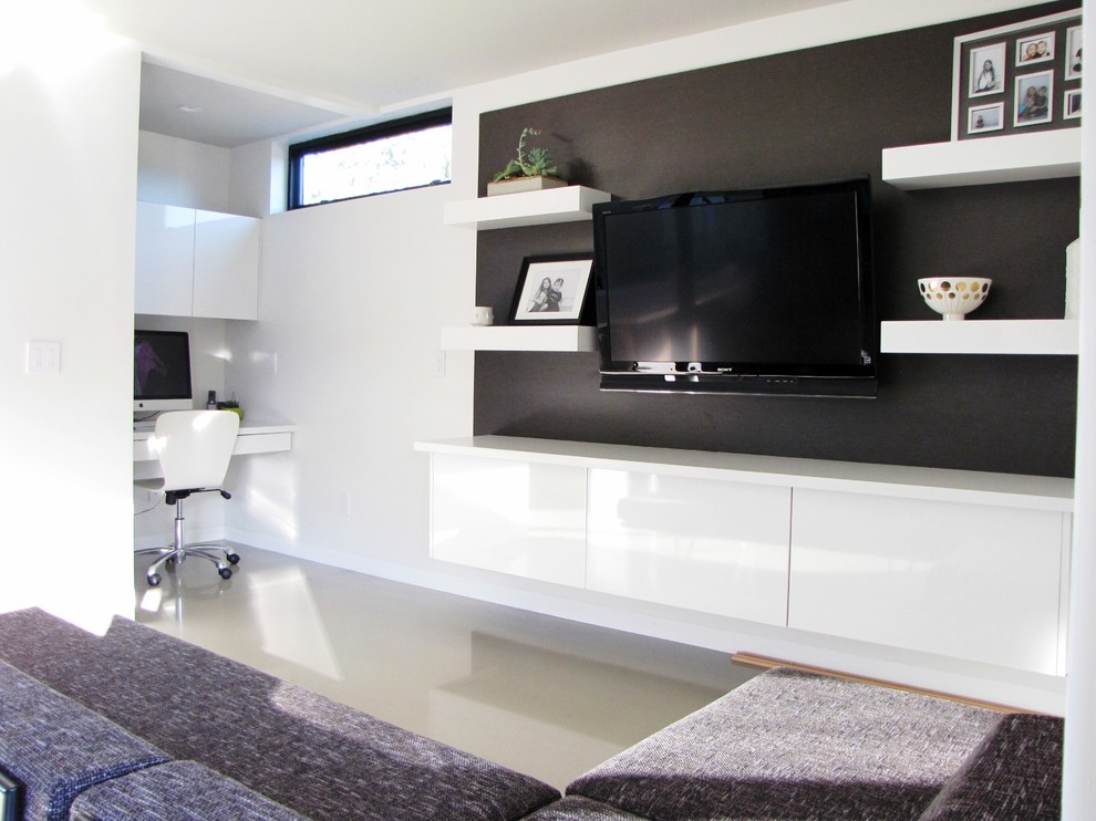 Aménagement d'une salle de séjour rétro avec un mur blanc et un téléviseur fixé au mur.