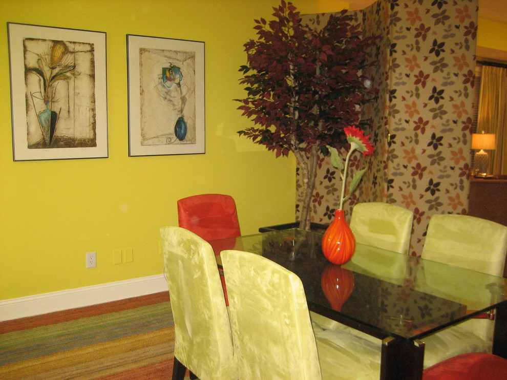 Источник вдохновения для домашнего уюта: открытая гостиная комната среднего размера в стиле фьюжн с желтыми стенами, ковровым покрытием и разноцветным полом без камина, телевизора
